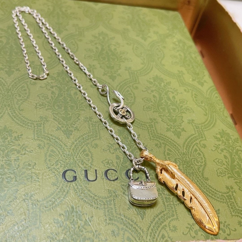 G*u*i necklaces